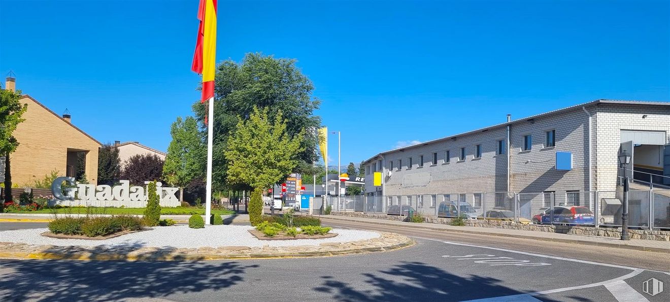 Nave en alquiler y venta en Carretera Torrelaguna, 5, Guadalix de la Sierra, Madrid, 28794 con edificio, bandera, planta, cielo, luz de la calle, superficie de la carretera, ventana, asfalto, vía pública y diseño urbano alrededor