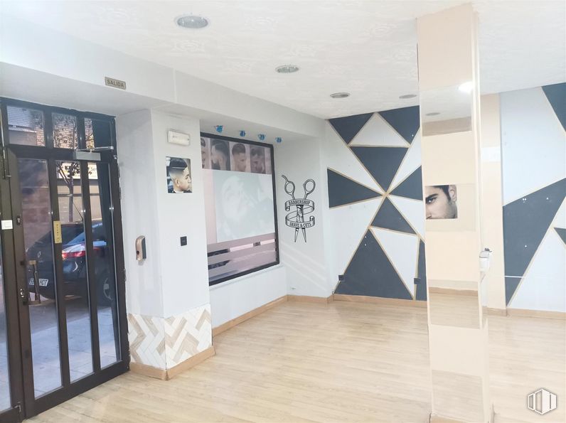 Retail for sale at Zona Casco Antiguo, Alcorcón, Madrid, 28921 with door, property, wood, hall, interior design, flooring, floor, living room, hardwood and ceiling around