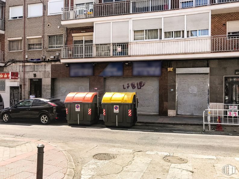 Retail for rent at Calle Nuestra Señora de la Luz, 27, Carabanchel, Madrid, 28025 with car, luggage & bags, tire, building, wheel, window, waste container, waste containment, automotive lighting and motor vehicle around