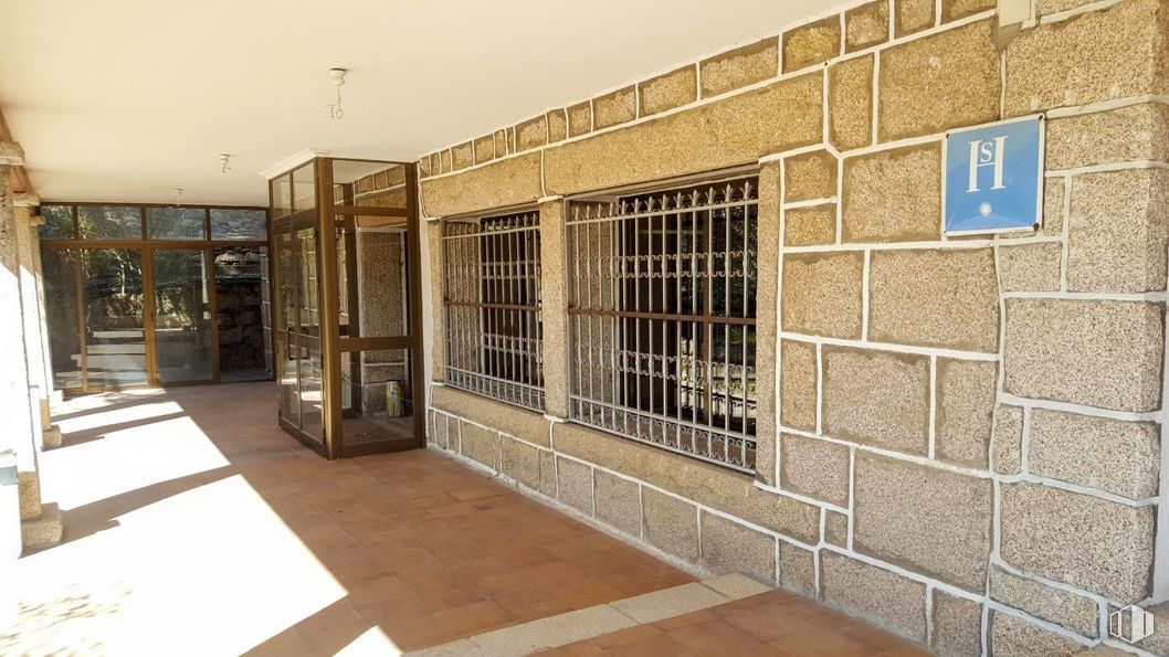 Retail for sale at Zona La Pedriza, Manzanares el Real, Madrid, 28410 with window, wood, flooring, floor, wall, brick, facade, hall, brickwork and hardwood around