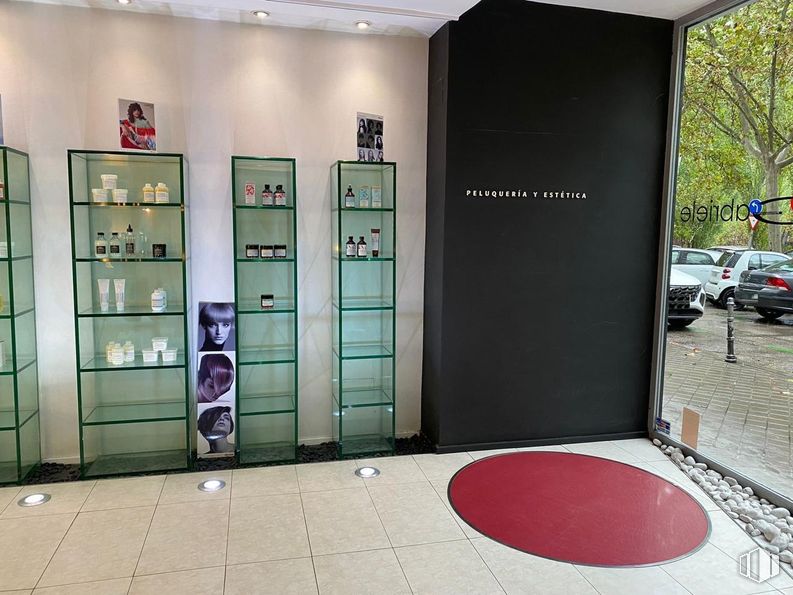 Retail for sale at Avenida General Perón, Tetuán, Madrid, 28020 with car, shelving, shelf, display case, glass, personal care, transparency, retail, design and cosmetics around