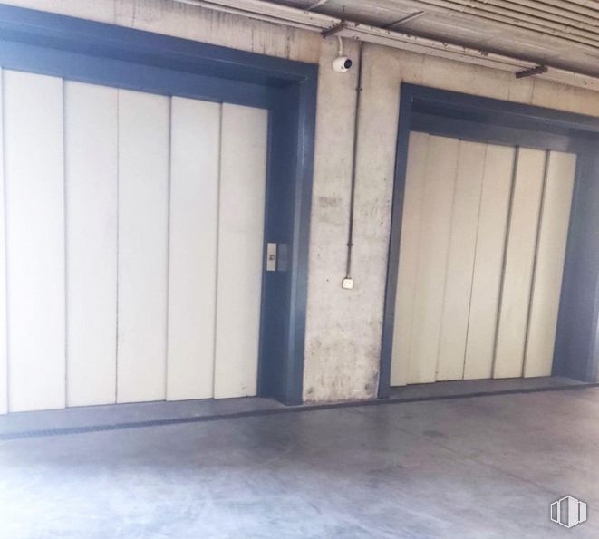 Nave en venta en Barrio Vallecas, Puente de Vallecas, Madrid, 28031 con armario, madera, sombra, puerta, exterior del automóvil, puerta del vehículo, suelo, rectángulo, edificio y fachada alrededor