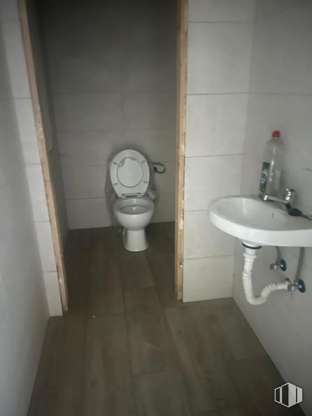 Industrial for rent at Zona industrial, Vicálvaro, Madrid, 28052 with toilet, sink, bottle, toilet seat, floor, flooring, plumbing fixture, bathroom, plumbing and tile flooring around