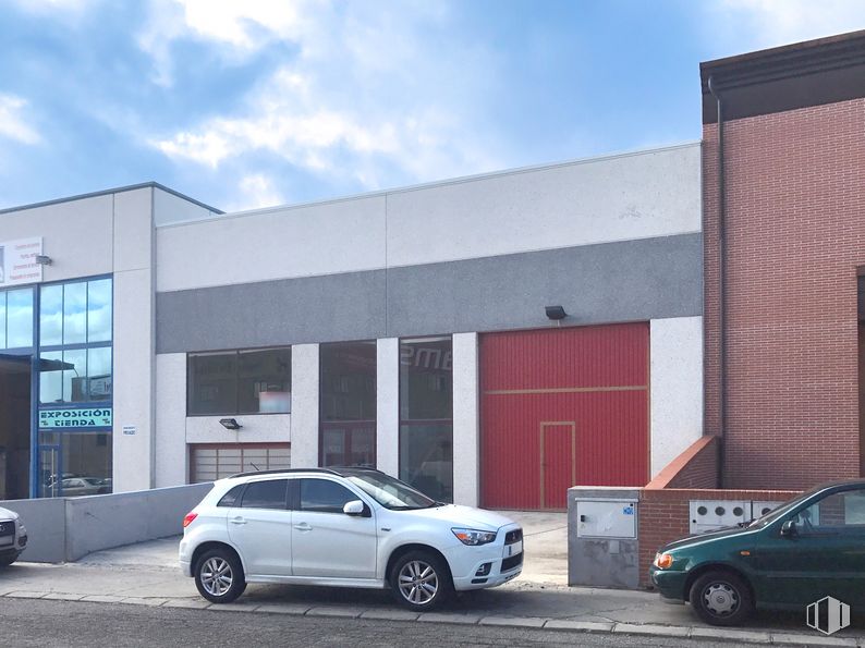 Industrial for rent at Calle Río Tera, 33, Ávila, 05004 with car, tire, wheel, automotive parking light, cloud, land vehicle, sky, vehicle, property and automotive tire around