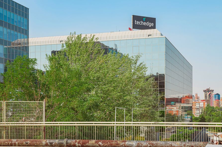 Oficina en alquiler en Calle Martínez Villergas, 52, Ciudad Lineal, Madrid, 28027 con edificio, cielo, día, propiedad, planta, infraestructura, hoja, árbol, valla y bloque de torres alrededor