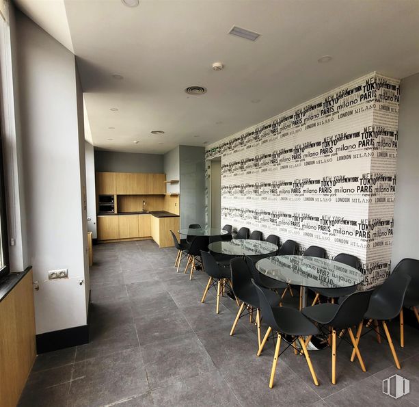 Office for sale at Calle María Tubau, Fuencarral - El Pardo, Madrid, 28049 with chair, table, kitchen & dining room table, furniture, interior design, flooring, floor, ceiling, lighting and room around