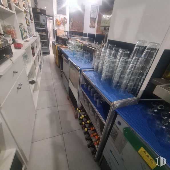 Local en venta en Barrio Palacio, Centro, Madrid, 28005 con ebanistería, productos envasados, edificio, diseño automovilístico, suelo, suelos, ingeniería, material rodante, entrenar y transporte público alrededor