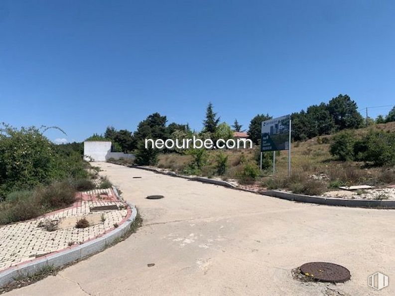 Land for sale at Casco urbano, Navalperal de Pinares, Ávila, 05240 with sky, plant, tree, road surface, asphalt, land lot, slope, thoroughfare, tar and natural landscape around