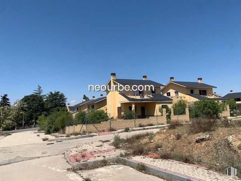 Land for sale at Casco urbano, Navalperal de Pinares, Ávila, 05240 with house, sky, plant, building, window, tree, land lot, residential area, neighbourhood and road surface around