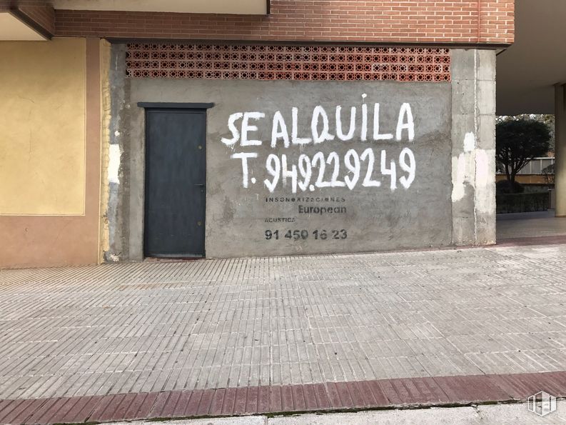 Retail for rent at Avenida de Burgos, 14, Guadalajara, 19005 with door, road surface, brick, brickwork, wood, asphalt, handwriting, building, wall and sidewalk around