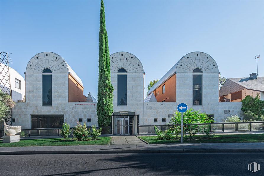 Retail for sale at Paseo Joaquín Ruiz Giménez, Torrelodones, Madrid, 28250 with plant, sky, tree, facade, city, building, window, urban design, art and arch around