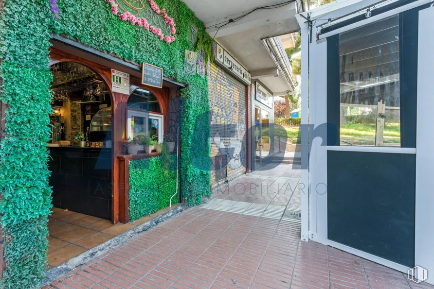 Local en venta en Calle Porto Lagos, Alcorcón, Madrid, 28924 con puerta, planta, ventana, ladrillo, inmobiliario, fachada, ciudad, maceta, diseño urbano y asentamiento humano alrededor