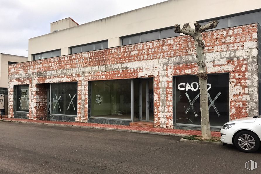 Retail for sale & for rent at Calle Soria, 1, Torrejón del Rey, Guadalajara, 19174 with wheel, car, building, window, automotive parking light, tire, vehicle, automotive lighting, sky and asphalt around