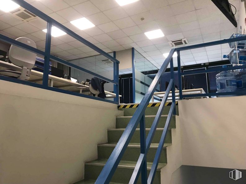 Retail for rent at Zona industrial, Alcobendas, Madrid, 28108 with stairs, fixture, wood, building, flooring, fluorescent lamp, metal, ceiling, engineering and handrail around