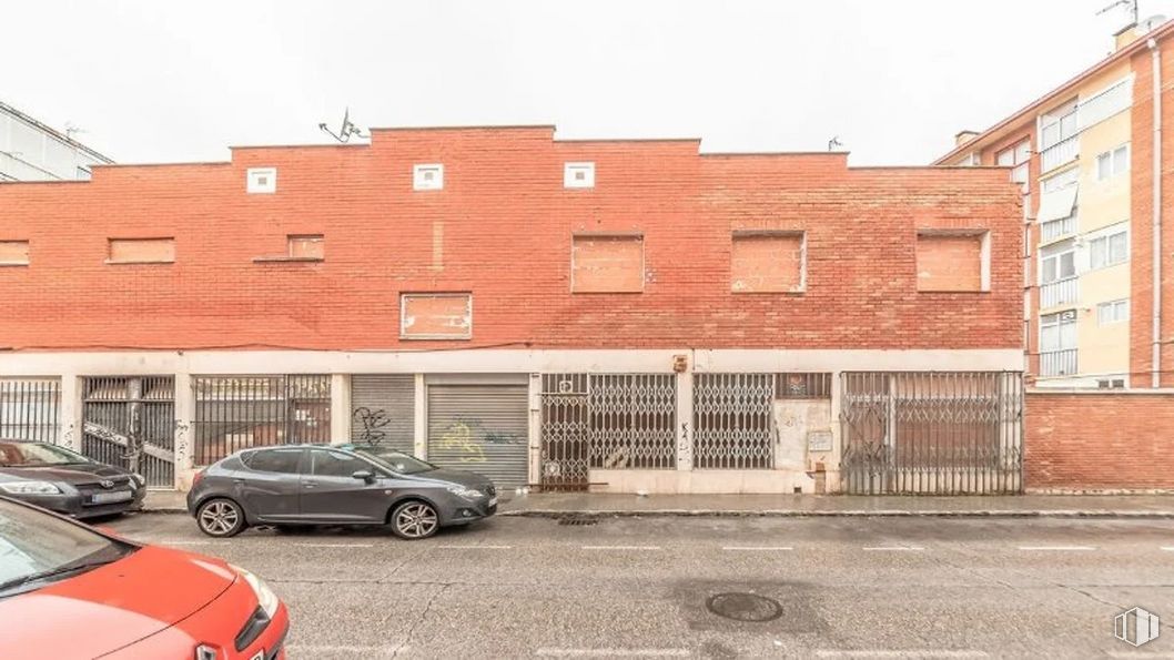 Local en venta en Calle Ancha, 27, Aranjuez, Madrid, 28300 con coche, edificio, luz de estacionamiento, neumático, rueda, ventana, vehículo, vehículo de motor, iluminación del automóvil y ladrillo alrededor