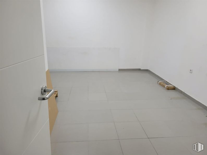 Retail for rent at Calle San Pascual, Aranjuez, Madrid, 28300 with flooring, floor, wall, tile flooring, grey, tile, wood stain, wood flooring, cleanliness and laminate flooring around