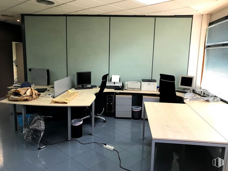 Oficina en venta en Avenida Severo Ochoa, 36, Alcobendas, Madrid, 28100 con mesa, escritorio, ventana, ordenador, monitor de computadora, silla de oficina, computadora personal, escritorio de computadora, periférico, mueble y teclado alrededor