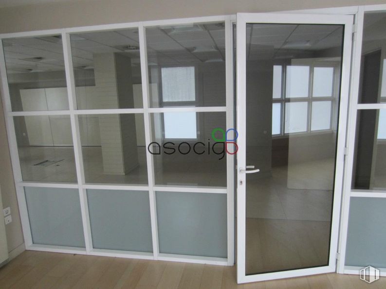 Retail for sale at Calle Cuba, Guadalajara, 19005 with window, door, fixture, building, shelving, vehicle door, house, wood, flooring and automotive exterior around