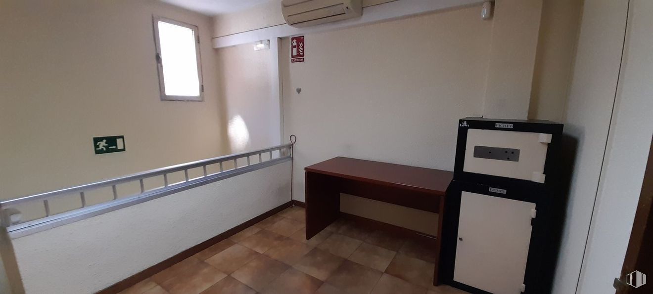 Retail for rent at Avenida Monforte de Lemos, 103, Fuencarral - El Pardo, Madrid, 28029 with window, desk, flooring, floor, hardwood, tile flooring, wood stain, wood flooring, varnish and laminate flooring around