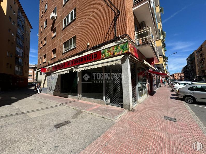 Local en alquiler en Avenida Reyes Católicos, Alcalá de Henares, Madrid, 28802 con coche, edificio, neumático, rueda, ventana, vehículo, superficie de la carretera, asfalto, cielo y diseño urbano alrededor