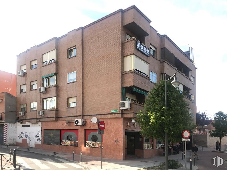 Local en alquiler y venta en Plaza Castilla, 3, Alcobendas, Madrid, 28100 con edificio, cielo, nube, ventana, bloque de torre, árbol, condominio, luz de la calle, diseño urbano y barrio alrededor