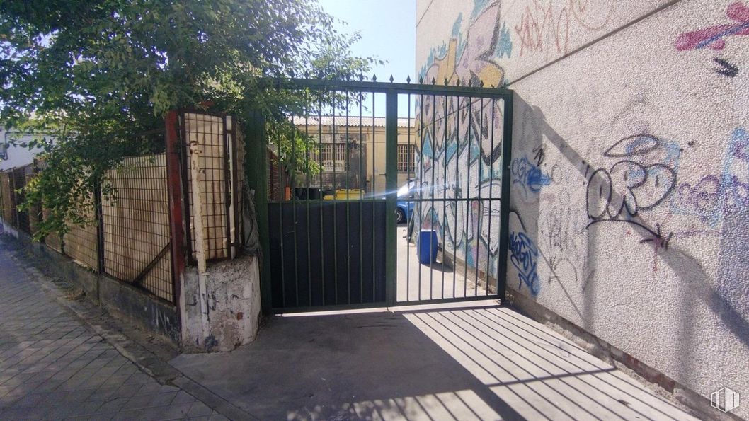 Nave en venta en P.I. Estacion Fuenlabrada, Fuenlabrada, Madrid, 28944 con propiedad, valla, árbol, superficie de la carretera, planta, pared, arte, madera, inmobiliario y graffiti alrededor