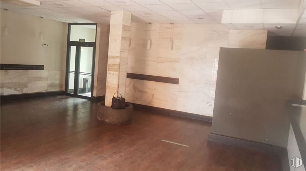 Retail for sale at Avenida Constitución, Robledo de Chavela, Madrid, 28294 with wood, hall, fixture, floor, flooring, window, hardwood, real estate, glass and building material around