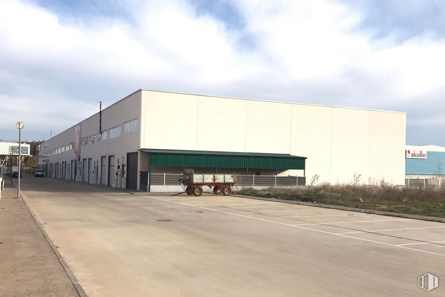 Industrial for rent at Calle Callejuelas, 17, Cabanillas del Campo, Guadalajara, 19171 with building, cloud, sky, asphalt, architecture, land lot, road surface, composite material, commercial building and facade around