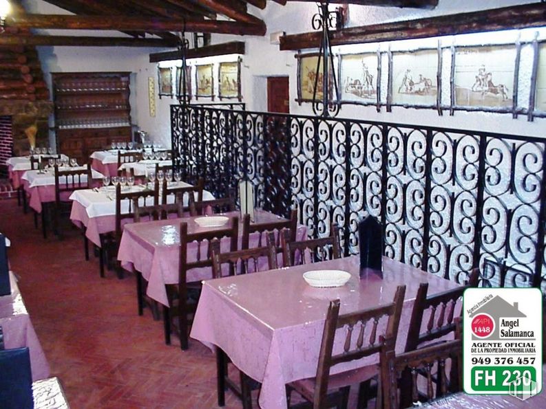 Retail for sale at Urbanización Nueva Sierra, Albalate de Zorita, Guadalajara, 19119 with kitchen & dining room table, chair, furniture, table, property, interior design, building, tablecloth, event and room around