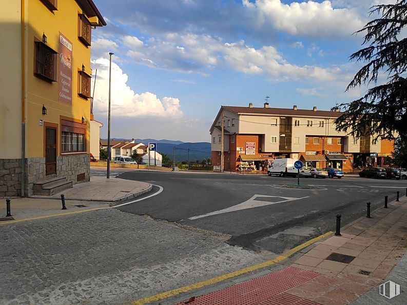 Land for sale at Calle San Roque, Piedralaves, Ávila, 05440 with building, cloud, sky, daytime, window, road surface, asphalt, yellow, urban design and tree around