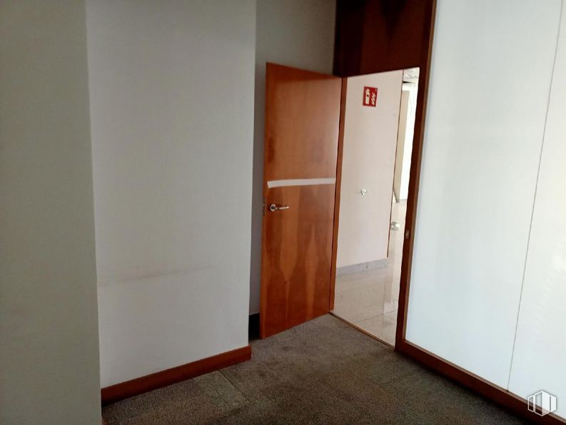 Local en alquiler y venta en Calle Almendros, Coslada, Madrid, 28820 con armario, puerta, accesorio, madera, asa, pavimentos, casa, puerta de casa, madera y manija de la puerta alrededor