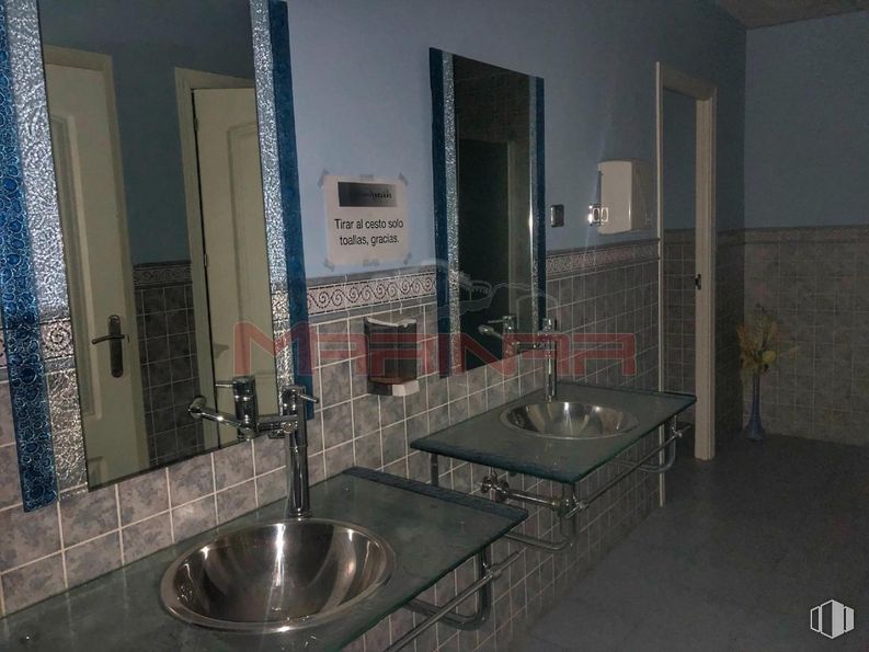 Retail for sale & for rent at Zona Las Aves-Jardín de Oñate, Aranjuez, Madrid, 28300 with sink, tap, mirror, plumbing fixture, property, countertop, building, bathroom, bathroom sink and interior design around