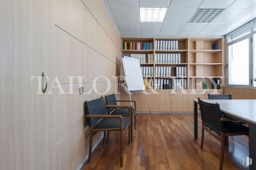 Oficina en venta en Paseo Castellana, Chamartín, Madrid, 28046 con estantería, silla, mesa, mueble, propiedad, estante, edificio, madera, interiorismo y estantería alrededor