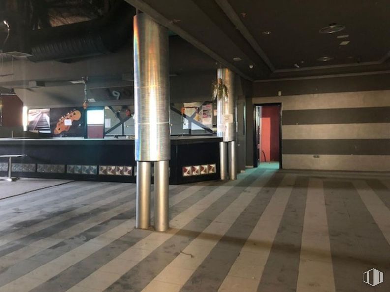 Retail for sale at Zona Eurovillas, Nuevo Baztán, Madrid, 28514 with floor, flooring, transport hub, wood, ceiling, city, road, symmetry, darkness and public transport around