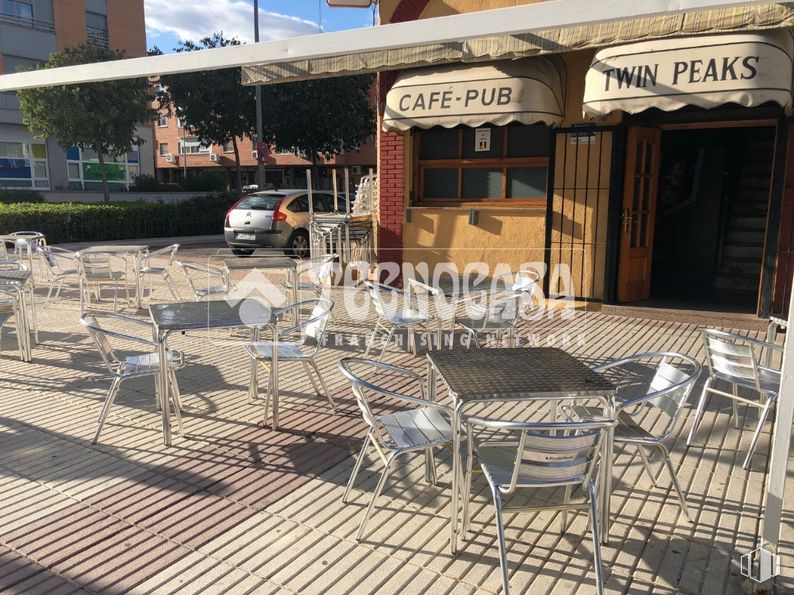 Local en venta en Barrio del Arroyo / La Fuente, Fuenlabrada, Madrid, 28944 con coche, silla, mesa, edificio, ventana, mueble, mesa exterior, muebles de exterior, sombra y cielo alrededor