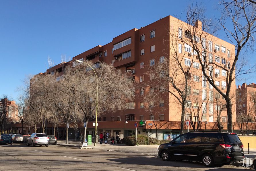 Local en venta en Calle Valdebernardo, 26, Moratalaz, Madrid, 28030 con coche, edificio, neumático, rueda, vehículo terrestre, cielo, luz de estacionamiento automotriz, propiedad, vehículo y ventana alrededor