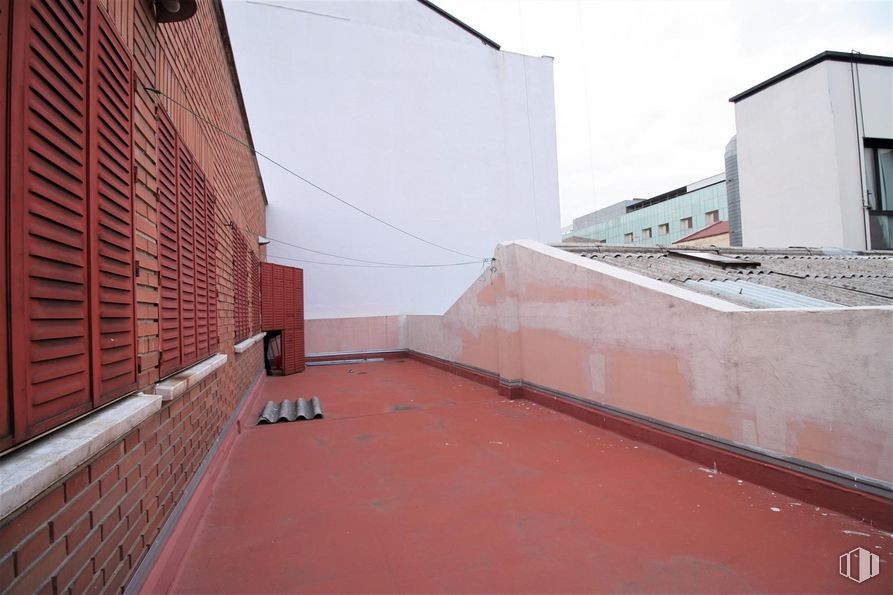 Nave en venta en Calle Alfonso Gómez, 13, San Blas - Canillejas, Madrid, 28037 con edificio, ventana, superficie de la carretera, ladrillo, asfalto, cielo, madera, diseño urbano, propiedad material y material compuesto alrededor