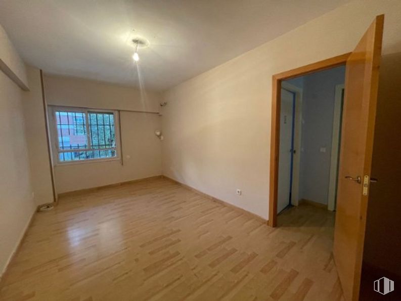 Oficina en alquiler en Zona Peñagrande, Fuencarral - El Pardo, Madrid, 28035 con ventana, puerta, propiedad, accesorio, madera, interiorismo, hall, suelo, suelos y tinte para madera alrededor