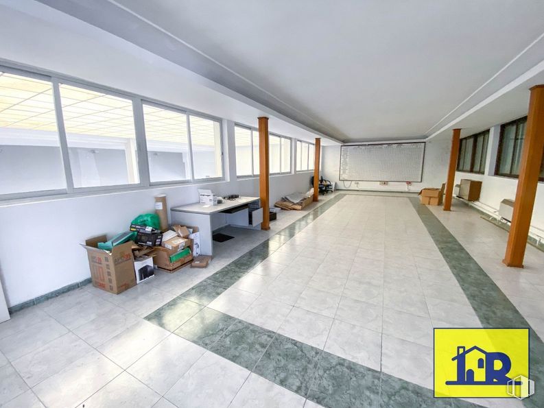 Industrial for sale & for rent at Avenida Cruz Roja Española, Cuenca, 16002 with table, packaged goods, window, property, interior design, flooring, houseplant, floor, real estate and living room around