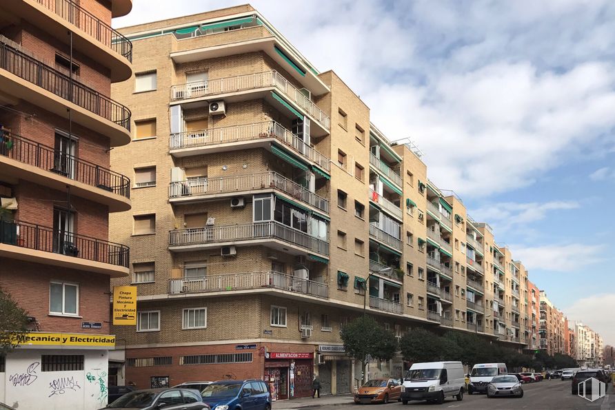 Local en venta en Calle Jacinto Verdaguer, 34, Carabanchel, Madrid, 28019 con edificio, nube, rueda, cielo, neumático, ventana, coche, infraestructura, vehículo y diseño urbano alrededor