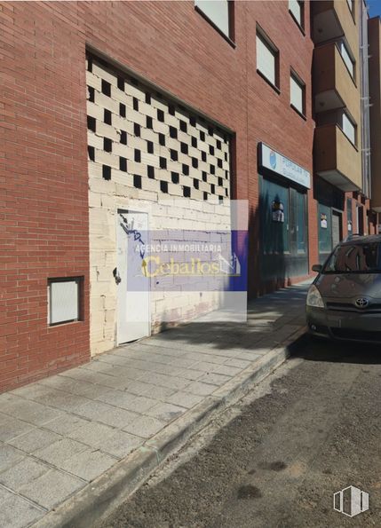 Retail for sale at Avenida Bulevar Alto Tajo, Guadalajara, 19005 with car, building, window, automotive lighting, asphalt, road surface, vehicle, brickwork, brick and sidewalk around