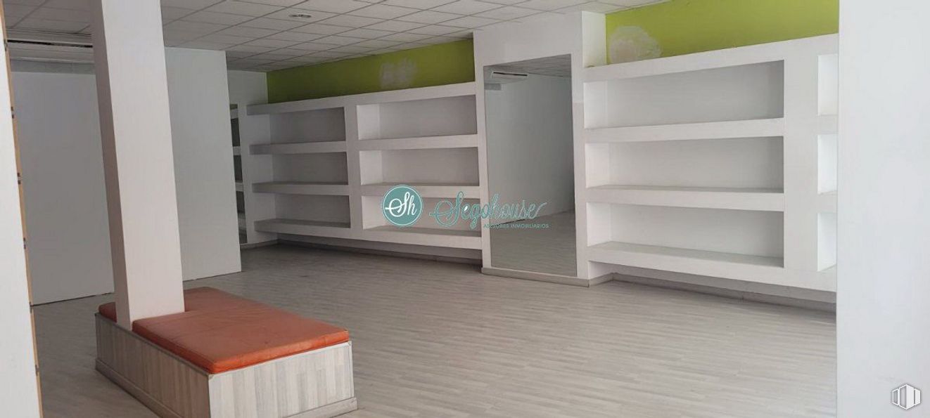 Retail for rent at Calle Independencia, Segovia, 40005 with bookcase, furniture, wood, interior design, architecture, shelving, shelf, rectangle, floor and flooring around