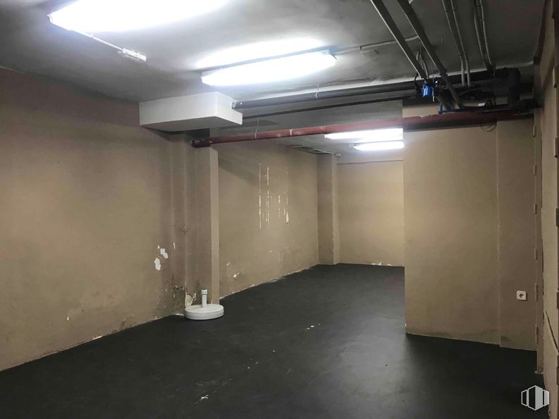 Retail for sale at Calle Doctor Gómez Ulla, Salamanca, Madrid, 28028 with light fixture, lighting, flooring, floor, ceiling, basement, fluorescent lamp, hall, cleanliness and plaster around