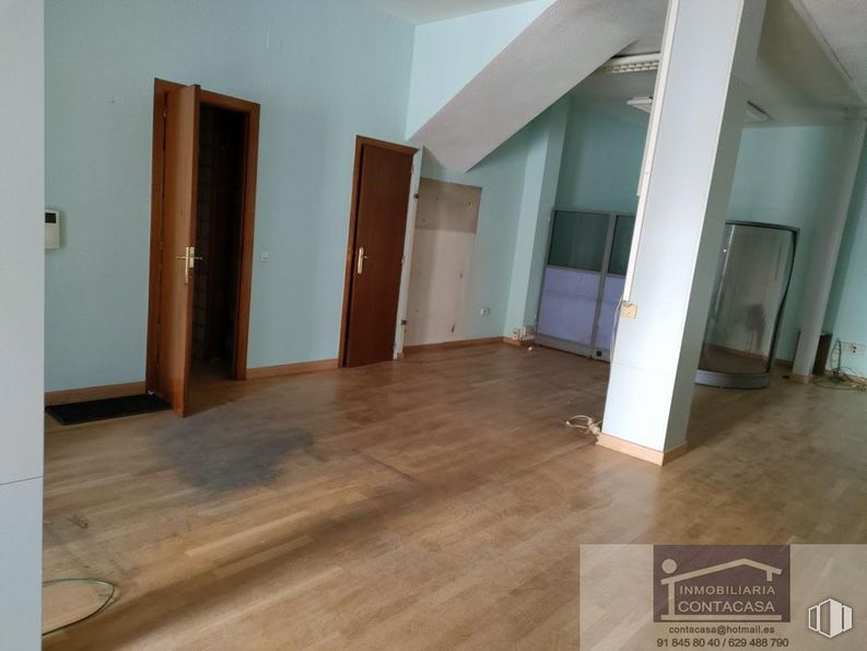 Local en alquiler y venta en Plaza Pueblo, 10, Colmenar Viejo, Madrid, 28770 con puerta, propiedad, accesorio, madera, interiorismo, suelos, casa, suelo, exterior del automóvil y hall alrededor