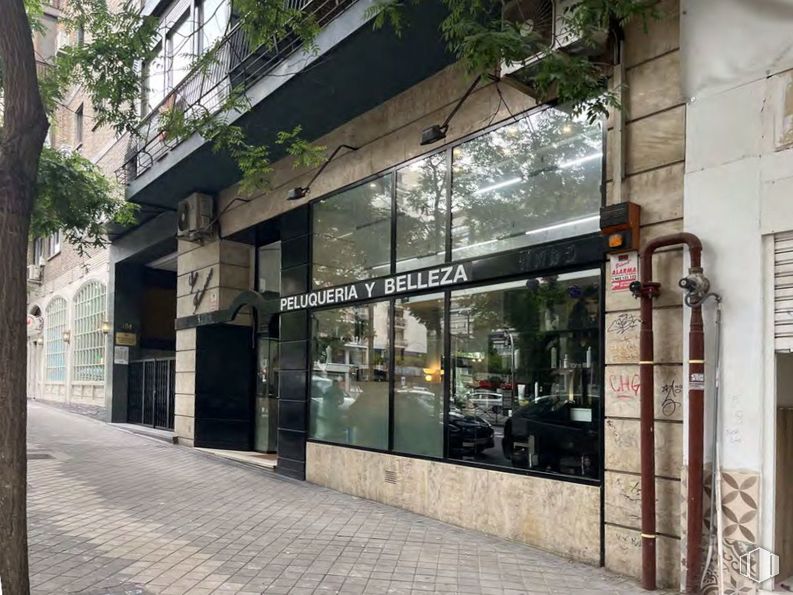 Retail for rent at Calle Guzmán el Bueno, Chamberí, Madrid, 28003 with composite material, commercial building, iron, glass, condominium and sidewalk around