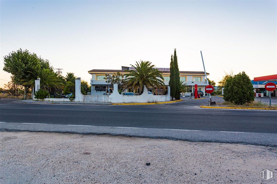 Retail for sale at Avenida de Europa, Griñón, Madrid, 28971 with building, sky, plant, road surface, asphalt, tree, arecales, tar, thoroughfare and landscape around