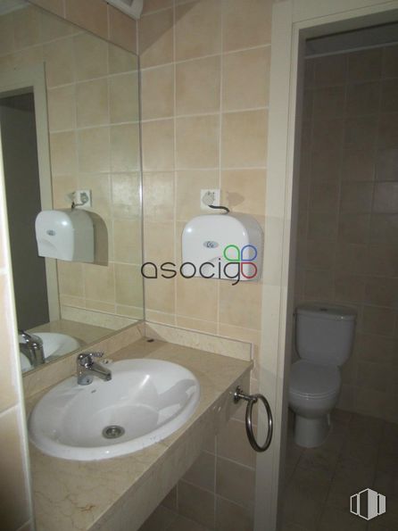 Retail for sale at Calle Cuba, Guadalajara, 19005 with toilet, sink, plumbing fixture, tap, bathroom sink, bathroom, purple, wood, mirror and interior design around