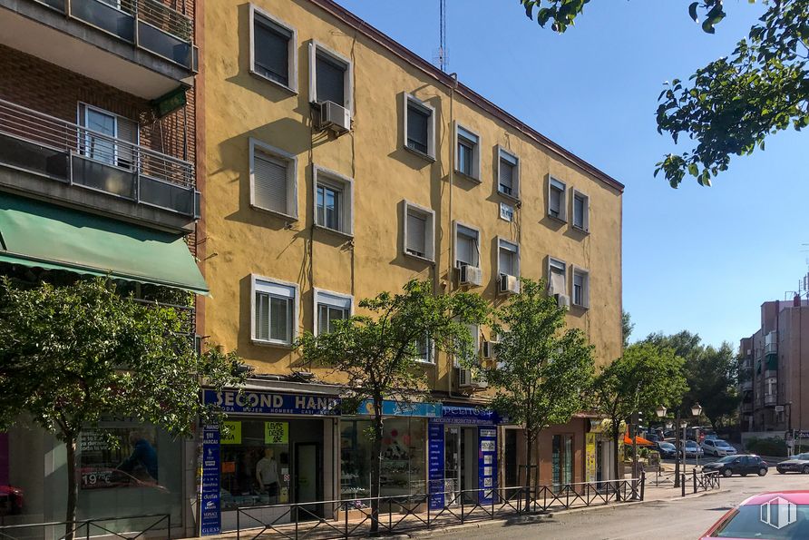 Retail for sale at Avenida Rafaela Ibarra, 1, Usera, Madrid, 28026 with building, car, sky, property, window, infrastructure, tree, urban design, condominium and neighbourhood around