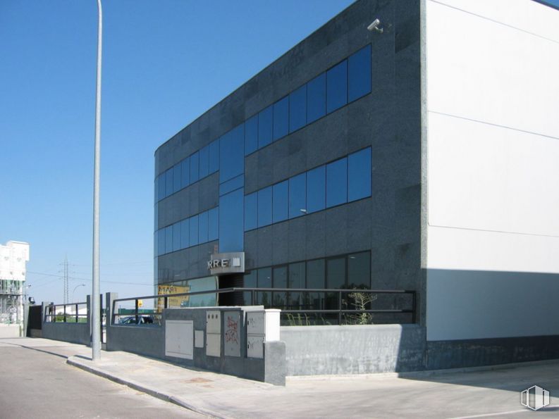 Local en venta en Calle Plasencia, Móstoles, Madrid, 28935 con edificio, cielo, edificio comercial, fachada, material compuesto, sombra, vidrio, ciudad, uso mixto y diseño urbano alrededor