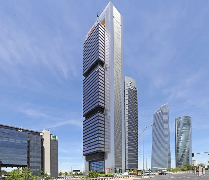 Oficina en alquiler en Torre Foster, Paseo Castellana, 259A, Fuencarral - El Pardo, Madrid, 28046 con edificio, rascacielos, cielo, nube, tiempo de día, torre, diseño urbano, condominio, bloque de pisos y barrio residencial alrededor